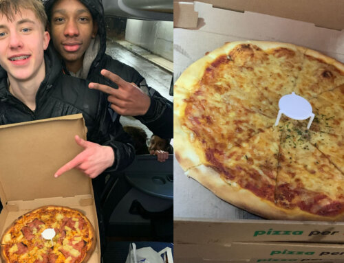 Supportersvereniging trakteert JO15 op pizza na late uitwedstrijd