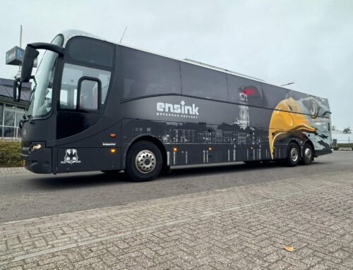 Nieuwe bestickering supportersbus